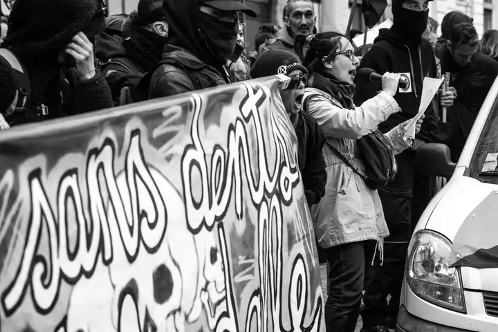 Aurelie lamour photogaphe drome femmes militante noir et blanc.