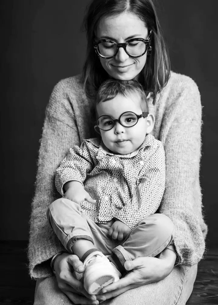Aurelie lamour photographe fete de meres portrait enfant noir et blanc vamence.