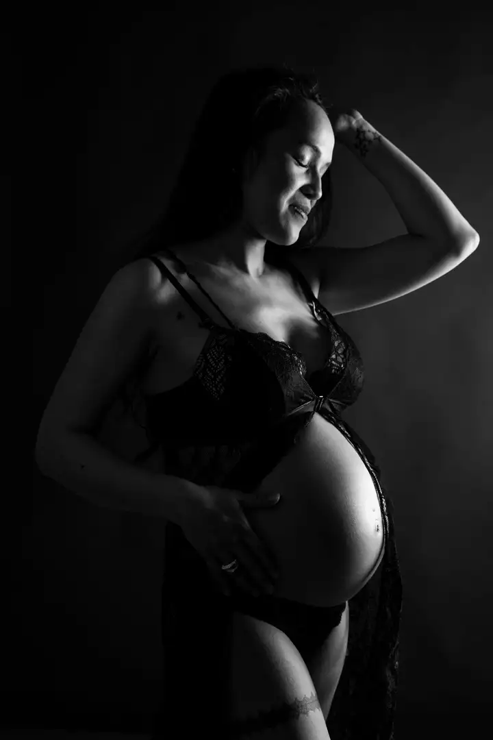 Aurelie lamour photographe fete de meres seance studio grossesse noir et blanc.