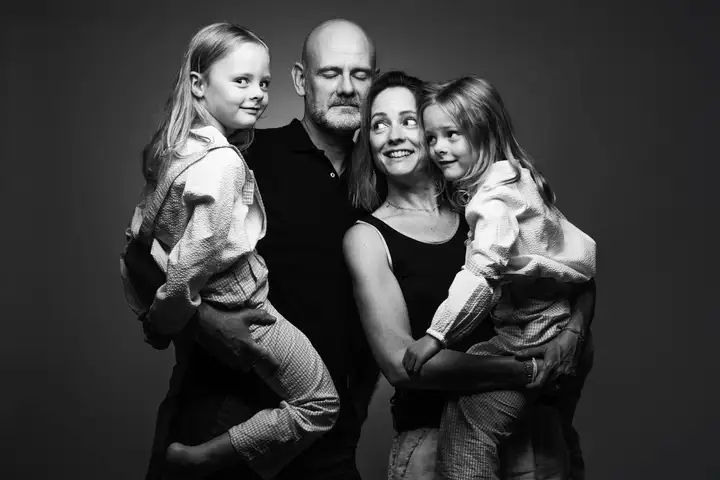 Aurelie lamour photographe portait studio famille parents enfants.