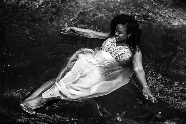 Aurelie lamour photographe reportage rituel femme riviere.