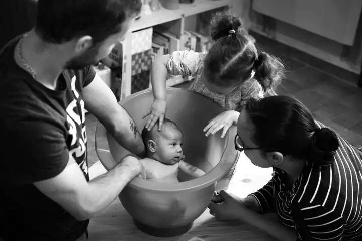 Aurelie lamour photographe reportage rituel famille bain bebe 2.