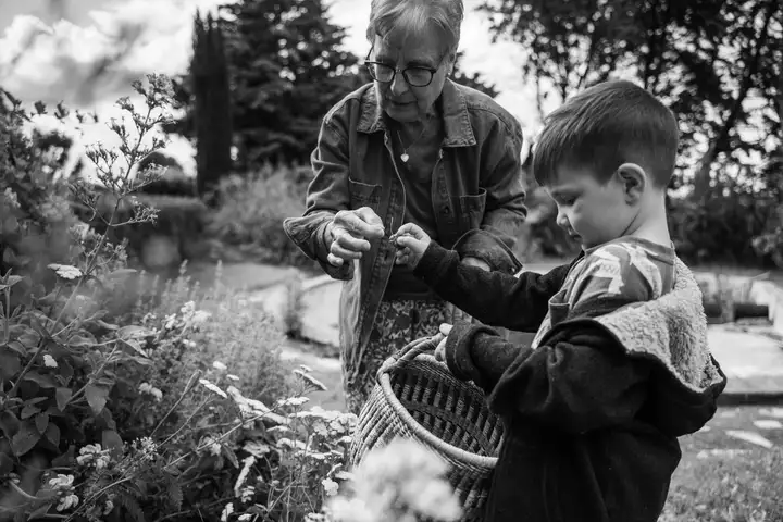 Aurelie lamour photographe reportage rituel fleurs fruits grands parents enfant 2.