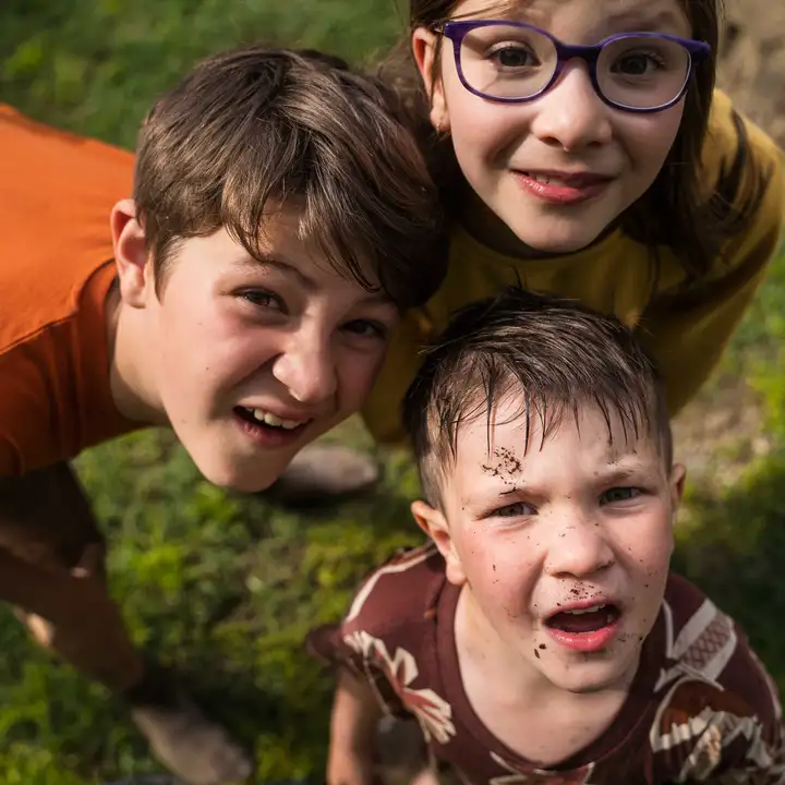 Aurelie lamour photographe reportage rituels enfants fratrie.
