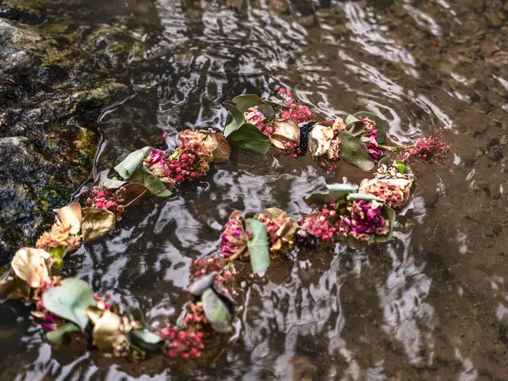Aurelie lamour photographe reportage rituels funerailles couronne 2.